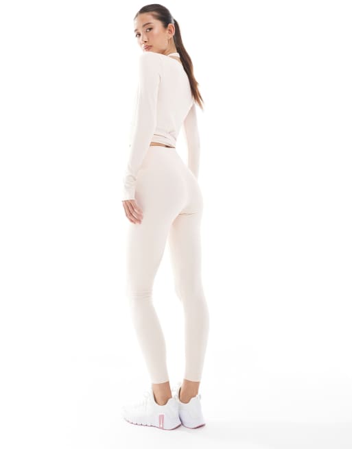 WeWoreWhat – Active – Leggings in Blassrosa mit V-Design vorne und Raffung, 5 von 5