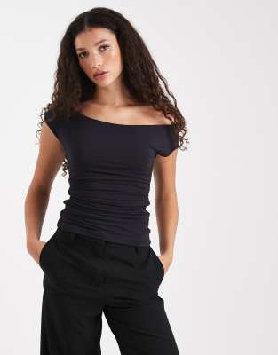 WeWoreWhat - Asymmetrisches, kürzeres, schulterfreies Oberteil in Schwarz mit Raffung