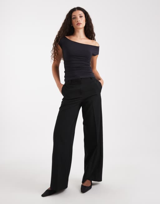 WeWoreWhat - Crop top asymétrique et froncé à épaules dénudées - Noir, 2 de 4