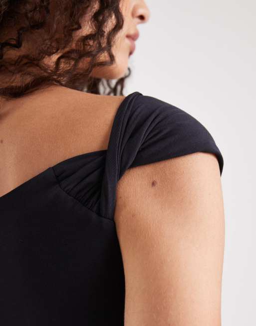 WeWoreWhat - Crop top asymétrique et froncé à épaules dénudées - Noir, 3 de 4
