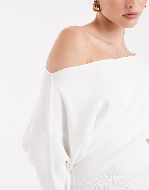 WeWoreWhat - Fijngebreide maxi met asymmetrische blote schouders in wit, 4 van 4