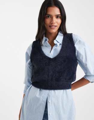 WeWoreWhat - Flauschige Weste in Marineblau mit V-Ausschnitt