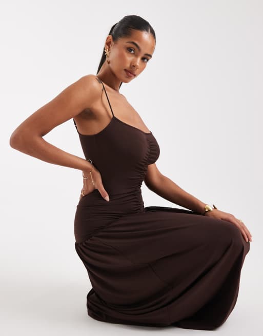 WeWoreWhat – Gerafftes Maxikleid in Kastanienbraun mit U-Ausschnitt, 2 von 4