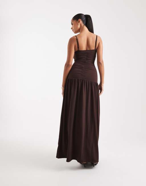 WeWoreWhat – Gerafftes Maxikleid in Kastanienbraun mit U-Ausschnitt, 4 von 4