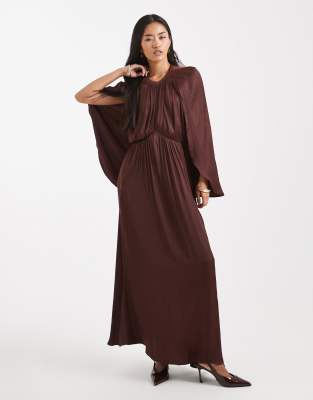 WeWoreWhat - Midaxikleid in Kirschrot mit Neckholder und Cape an den Schultern