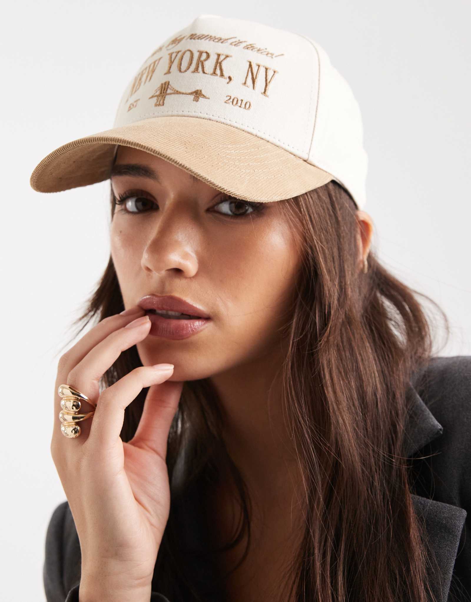 Мы носили вельветовую бейсболку What New York цвета слоновой кости и коричневого цвета