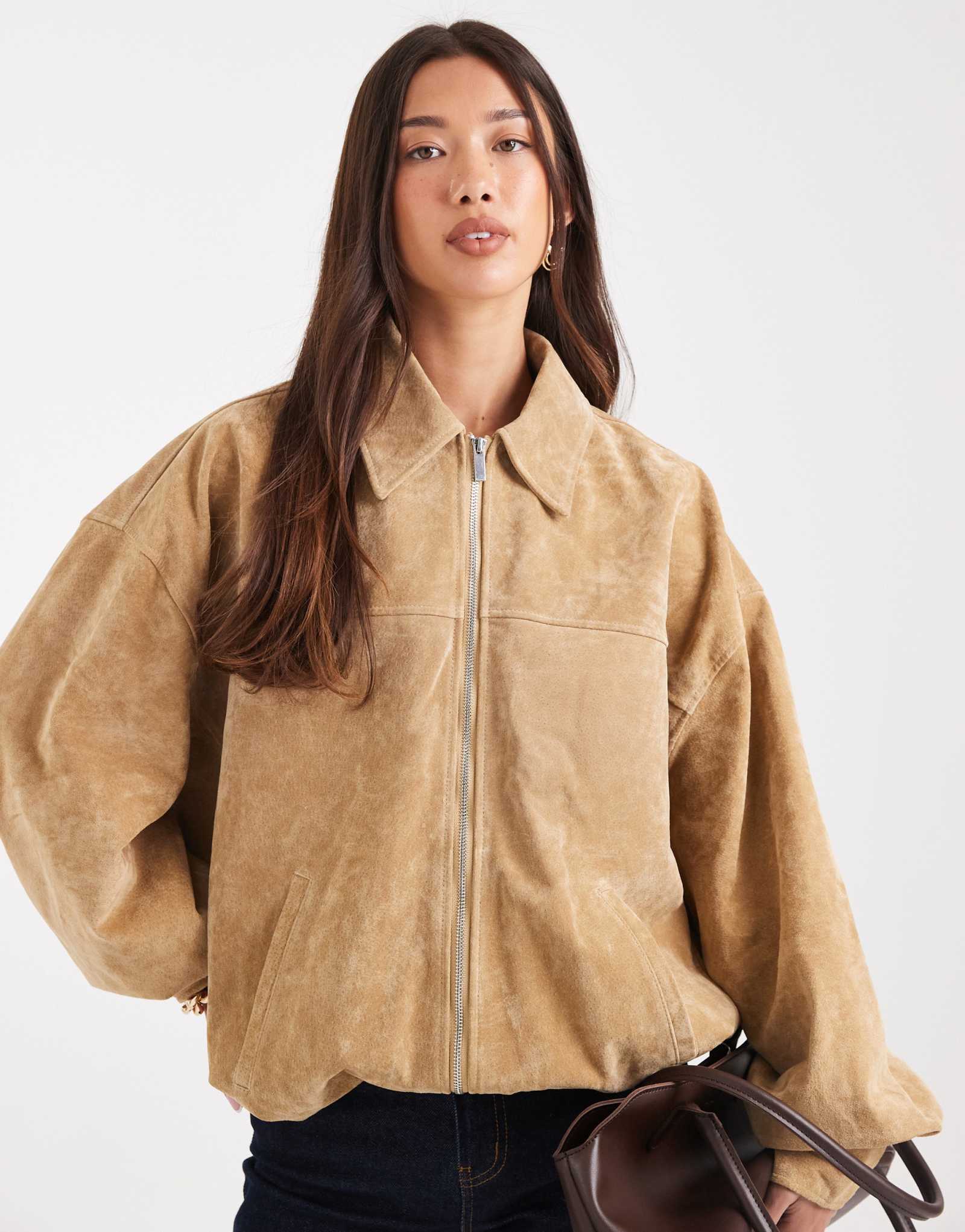 У нас была замшевая куртка-бомбер коричневого цвета