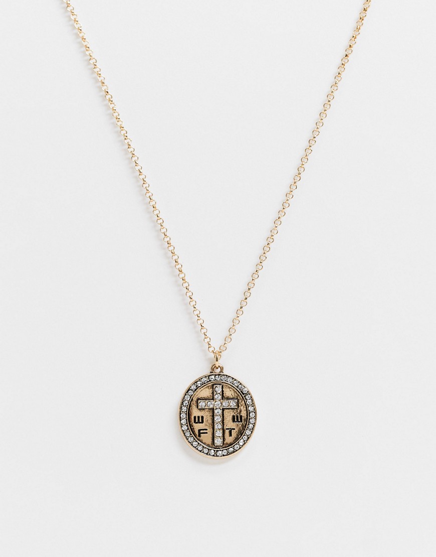 WFTW – Guldfärgat halsband med ovalt hänge med strassprytt kors och gravering
