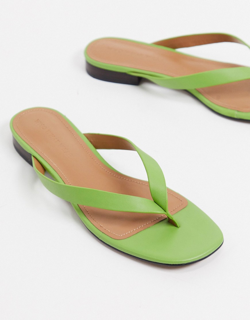 What What Wear – Cali – Gröna, platta sandaler i läder med tåring
