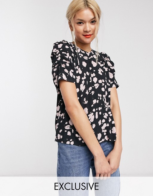 Whistles exclusive spot print puff sleeve top in black & pink