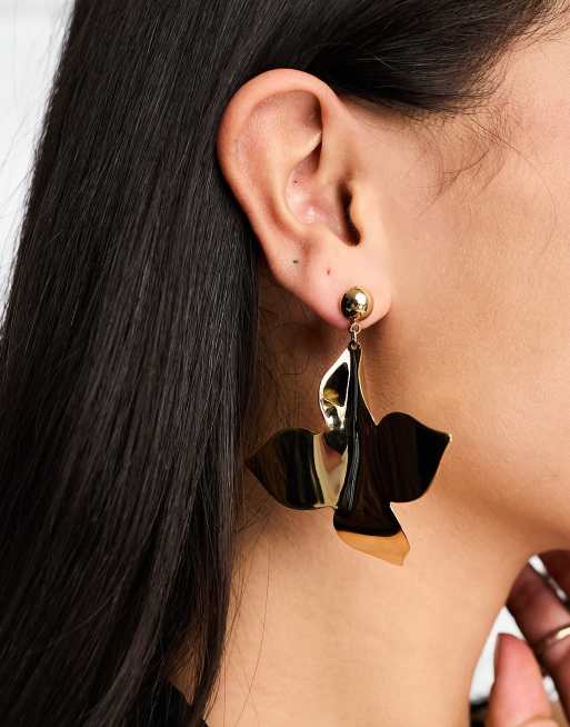 Whistles – Guldfärgade stiftörhängen i statementstil med lövdesign