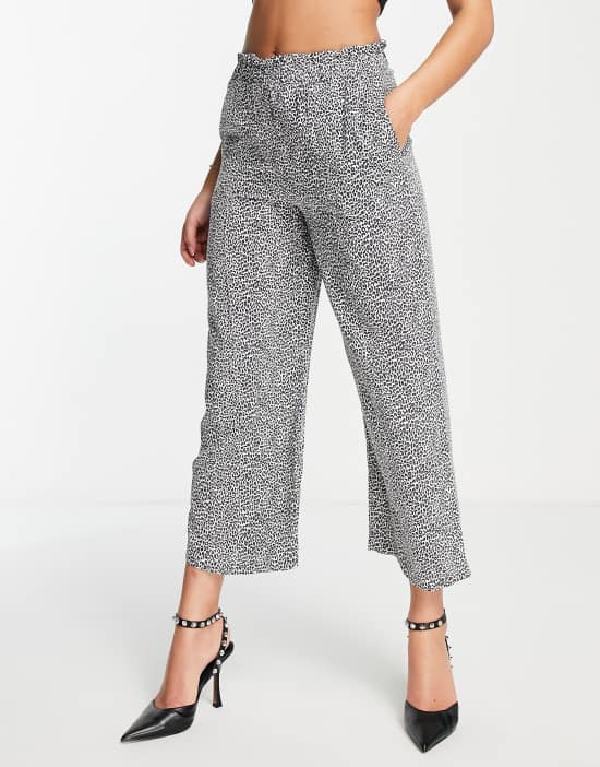 https://images.asos-media.com/products/whistles-high-waist-straight-leg-pants-in-leopard-print/201814666-1-black?$n_550w$&wid=550&fit=constrain