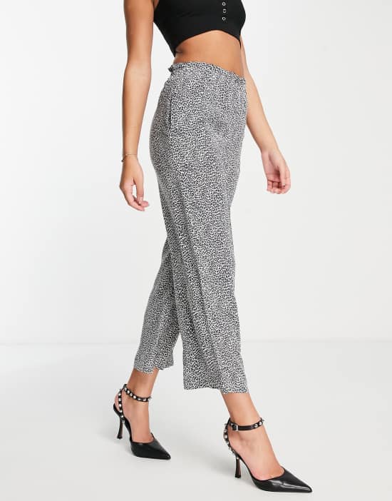 https://images.asos-media.com/products/whistles-high-waist-straight-leg-pants-in-leopard-print/201814666-4?$n_550w$&wid=550&fit=constrain