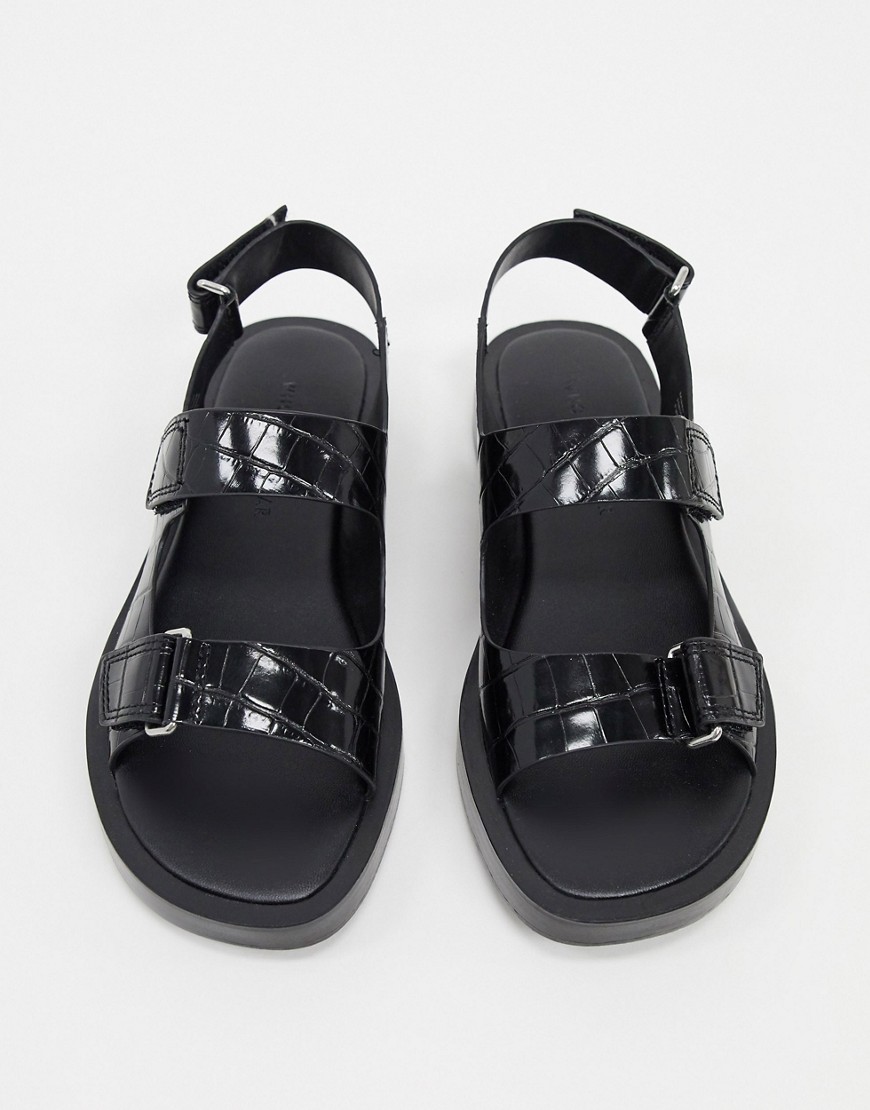 Who What Wear – Axel – Svarta krokodilskinnsmönstrade flatform-sandaler
