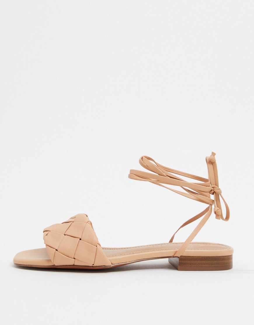 Who What Wear – Marlena – Ljusrosa flätade sandaler i läder med platt sula och snörning-Beige