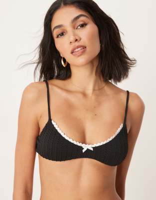 Wild Lovers - Sandy - Bikinioberteil in Schwarz mit kontrastierendem Rüschendetail in Weiß