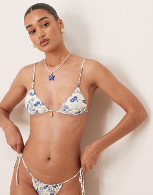 Wild Lovers - Tia Maria - Triangel-Bikinioberteil in Weiß mit blauem Blumenmuster-Bunt