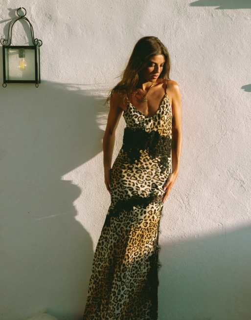 Wild Lovers - Vestito da mare lungo a nido d'ape con dettagli in pizzo e stampa leopardata a cuori