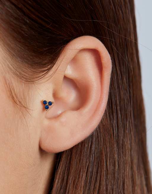With Bling - Guldbelagt labret-piercing med titanium-stang på 6 mm og 8 mm, design med tre blomsterblade og halvædle sten i smaragdgrøn
