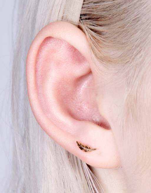 With Bling – Platerowany 18-karatowym złotem kolczyk do piercingu z motywem piórka i tytanowym prętem 6 mm