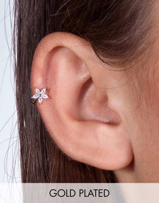 With Bling - Vergulde huggie oorring van 8mm met bloem met kristallen