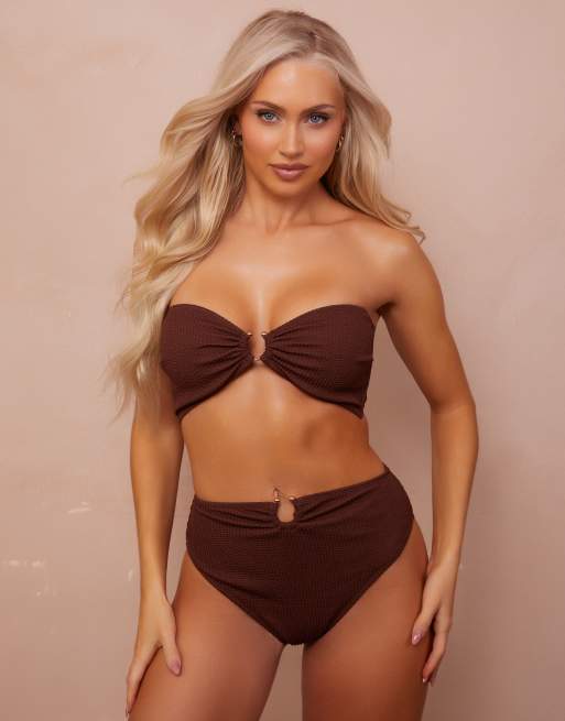 Wolf & Whistle Coppe Grandi x Abby Benson - Bikini marrone stropicciato con finiture color oro
