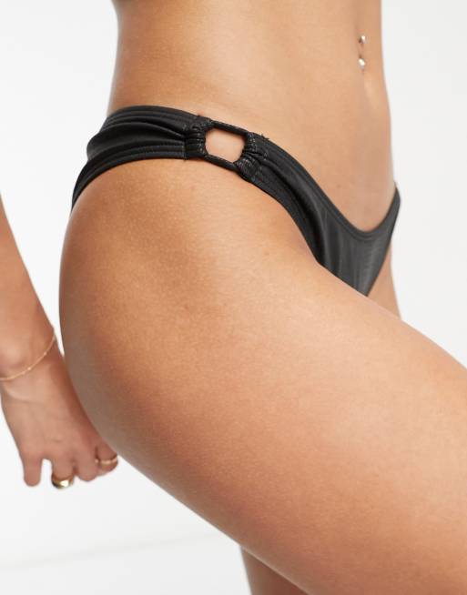 Wolf & Whistle Fuller Bust - Sorte bikinitrusser med høj benskæring, ringdetalje og vådt look - Kun hos ASOS