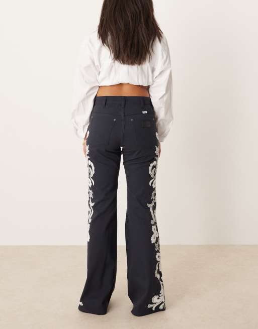 Wrangler 70s flare jeans with floral embriodery in black, 3 of 5