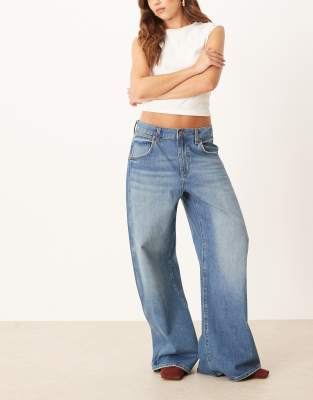 Wrangler - Baggy Jeans in mittelblauer Waschung mit niedrigem Bund