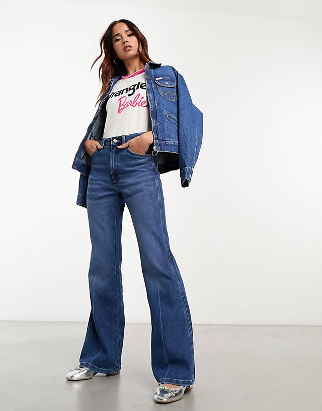 Wrangler - barbie co-ord flared jeans in mid blue