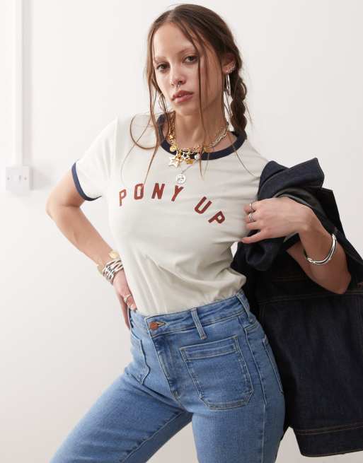 Wrangler – Biały T-shirt z kontrastowym wykończeniem i napisem „Pony Up”