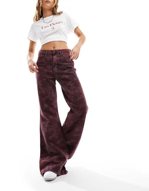 Wrangler – Bordowe dzwony jeansowe w kwiatowy wzór