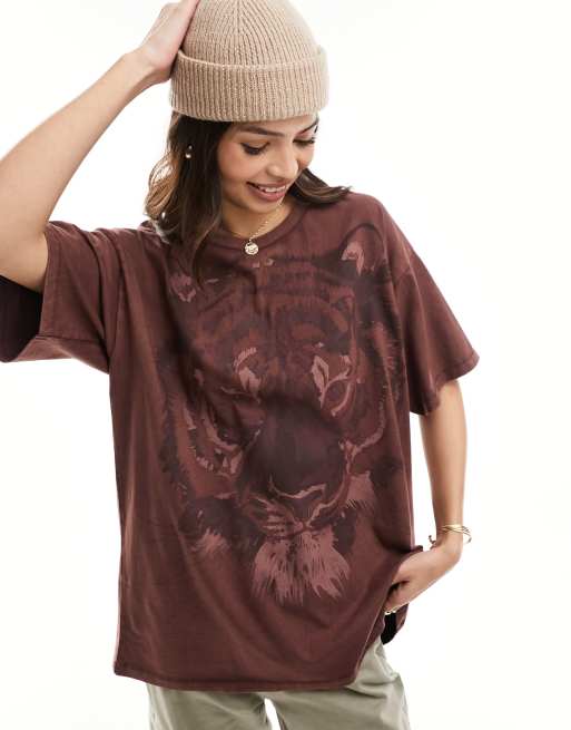Wrangler – Bordowy luźny T-shirt z nadrukiem tygrysa