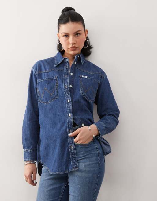 Wrangler – Ciemnoniebieska jeansowa koszula o luźnym kroju
