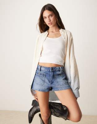 Wrangler - Cowboy-Shorts in Mittelblau mit Vordertasche