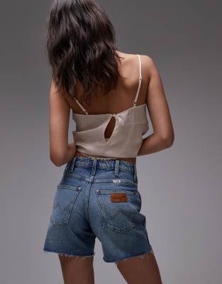 Wrangler - Cowboy-Shorts in mittelblauer Waschung mit zerfranstem Saum, 5 Zoll Schrittlänge