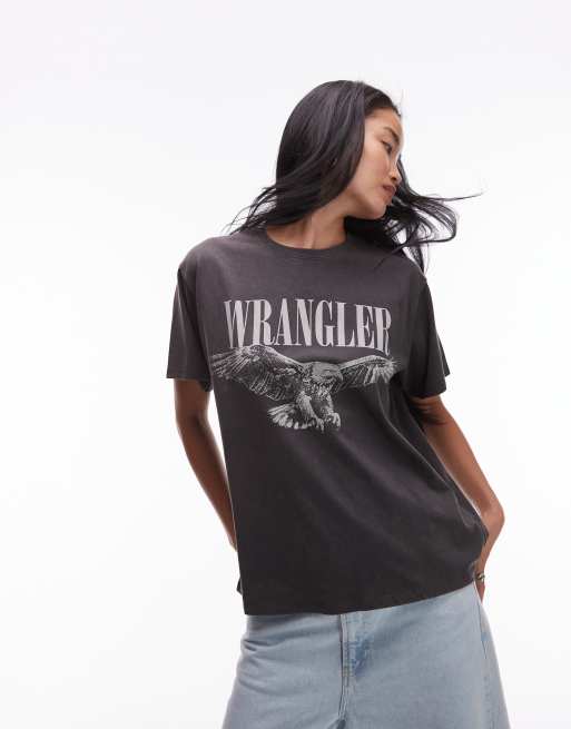Wrangler – Czarny T-shirt o kroju girlfriend z efektem sprania z nadrukiem na piersi