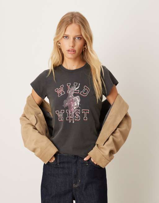 Wrangler – Czarny T-shirt z efektem sprania i kowbojskim nadrukiem na piersi