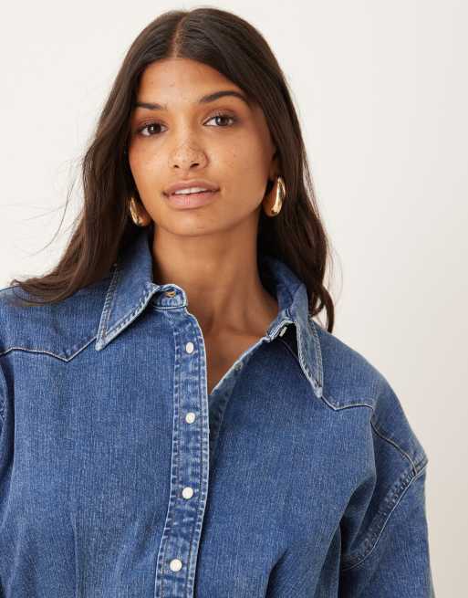 Wrangler darted denim dress in mid blue, 2 of 4