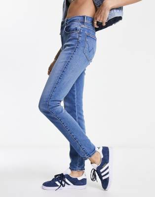 Wrangler - Eng geschnittene Jeans in hellblauer Waschung mit hohem Bund