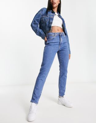 Wrangler - Eng geschnittene Jeans in mittelblauer Waschung mit hohem Bund