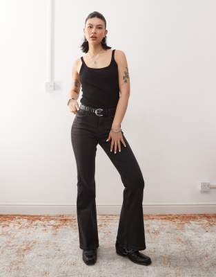 Wrangler - Fierce - Ausgestellte Jeans in Schwarz