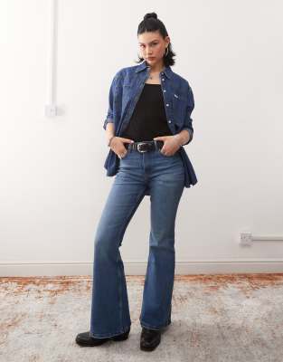 Wrangler - Fierce - Ausgestellte Jeans in verwaschenem Mittelblau