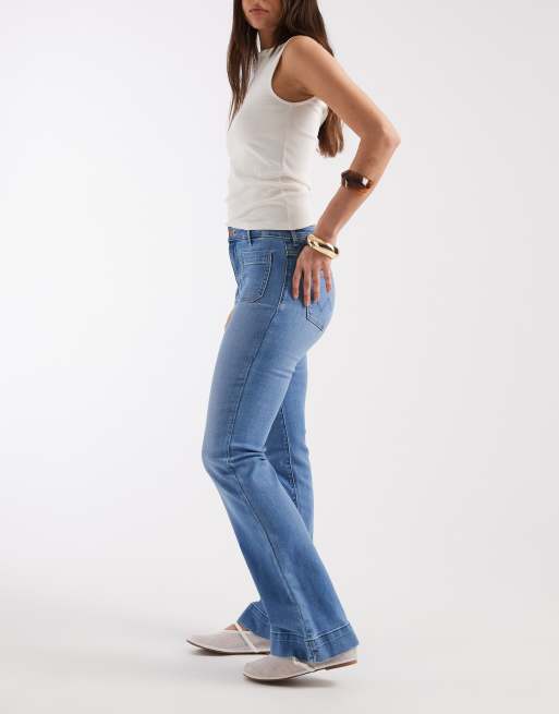 Wrangler flare jeans with front pockets in mid wash, 3 of 5