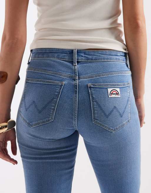 Wrangler flare jeans with front pockets in mid wash, 4 of 5