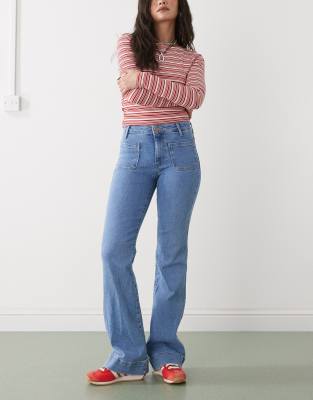 Wrangler Wrangler flared jean with front pockets in bright blue