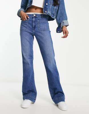 Wrangler flared jean with front pockets in mid blue