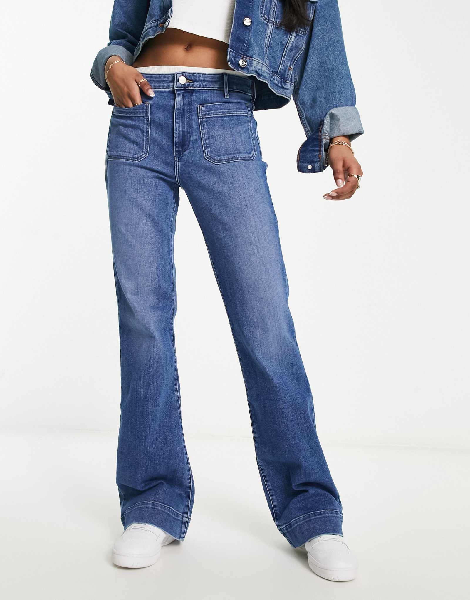 Джинсы-клеш Wrangler с передними карманами темно-синего цвета 