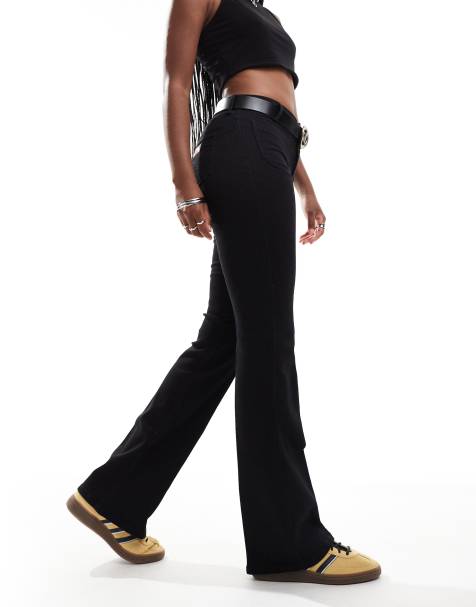 Wrangler flared jeans in black with front pockets - view 1