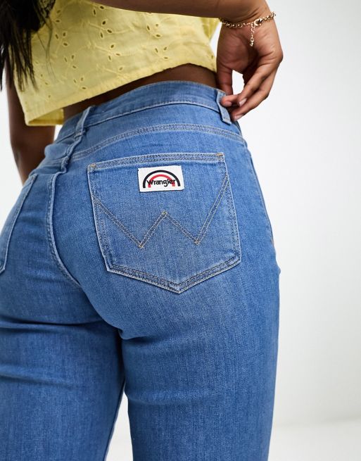 Wrangler flared jean with front pockets in mid blue